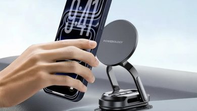 تصویری از فردی در حال قرار دادن گوشی آیفون خود روی هولدر مگ سیف